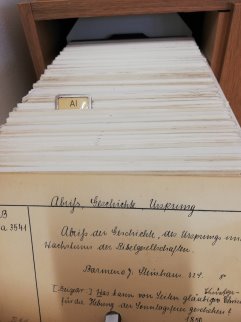 Bild der Zettelkataloge im Lesesaal der Bibliothek